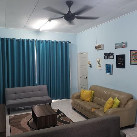 Nasya Homestay Bandar Enstek Kampong Chinchang Exterior foto