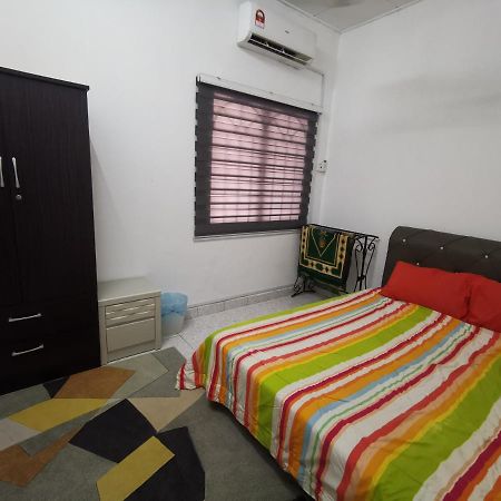 Nasya Homestay Bandar Enstek Kampong Chinchang Exterior foto