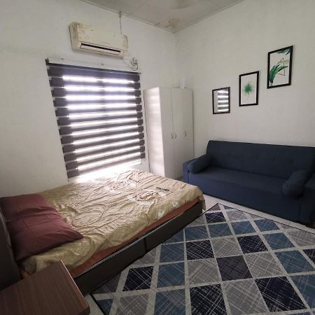 Nasya Homestay Bandar Enstek Kampong Chinchang Exterior foto