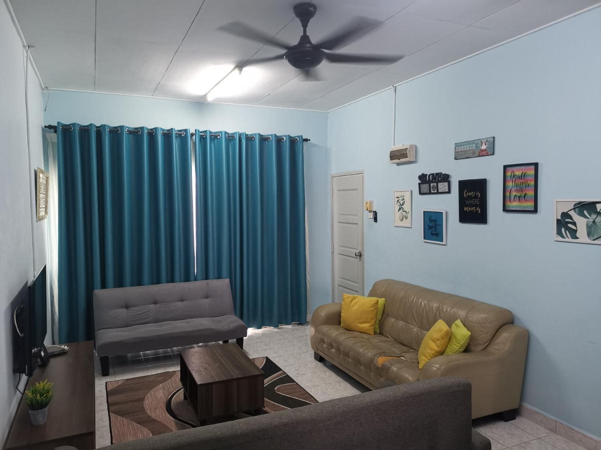 Nasya Homestay Bandar Enstek Kampong Chinchang Exterior foto