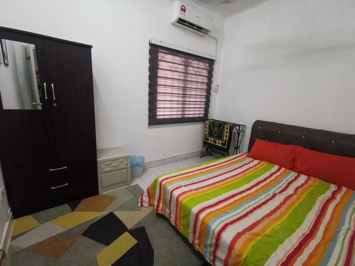 Nasya Homestay Bandar Enstek Kampong Chinchang Exterior foto