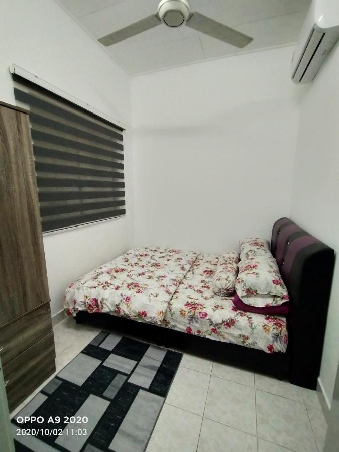 Nasya Homestay Bandar Enstek Kampong Chinchang Exterior foto